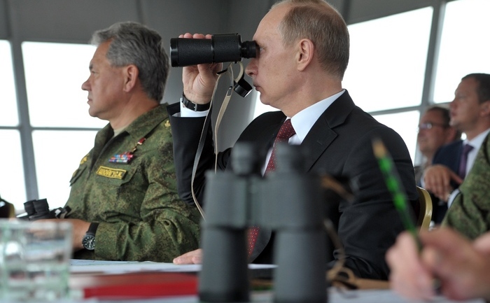 Preşedintele Rusiei, Vladimir Putin (D) şi Ministrul Apărării, Sergei Shoigu în inspecţie la exerciţiile militare ale marinei navale ruse în Oceanul Pacific, 16 iulie 2013.