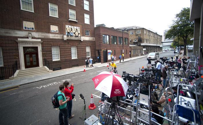 Reprezentanţi ai presei au aşteptat zile în şir în faţa spitalului St. Mary din Londra naşterea bebeluşului regal. Astăzi presa londoneză a marcat evenimentul prin ediţii speciale. (Ben A. Pruchnie / Getty Images)