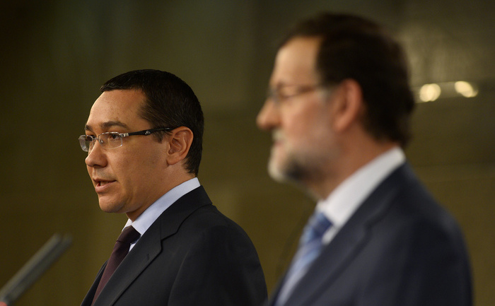 Premierii celor două ţări Mariano Rajoy şi Victor Ponta. (PIERRE-PHILIPPE MARCOU / AFP / Getty Images)