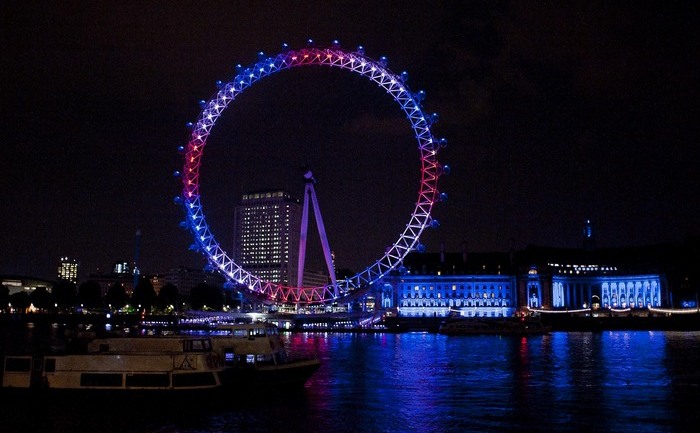 Marea roată London Eye luminată în albastru-alb-roşu pe 22 iulie 2013, după ce ducesa de Cambridge a dat naştere unui băieţel.