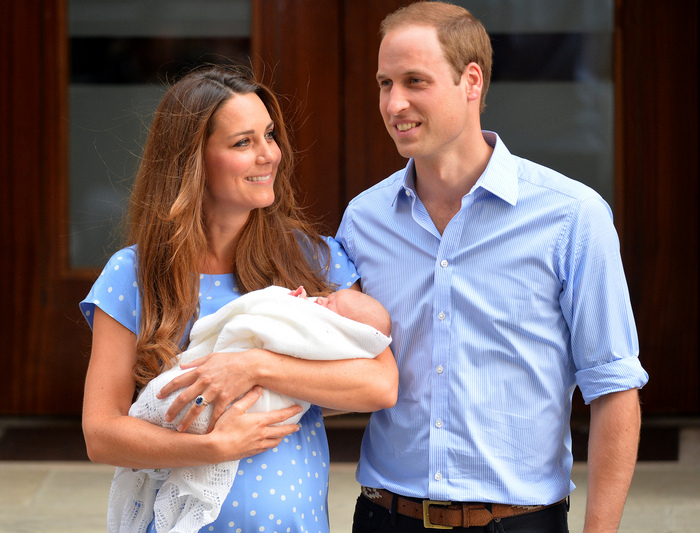 La aproape 24 de ore de la naşterea "bebeluşului regal", Kate şi William şi-au prezentat fiul în faţa mass-mediei din întreaga lume la intrarea spitalului St Mary din Londra, 23 iulie 2013