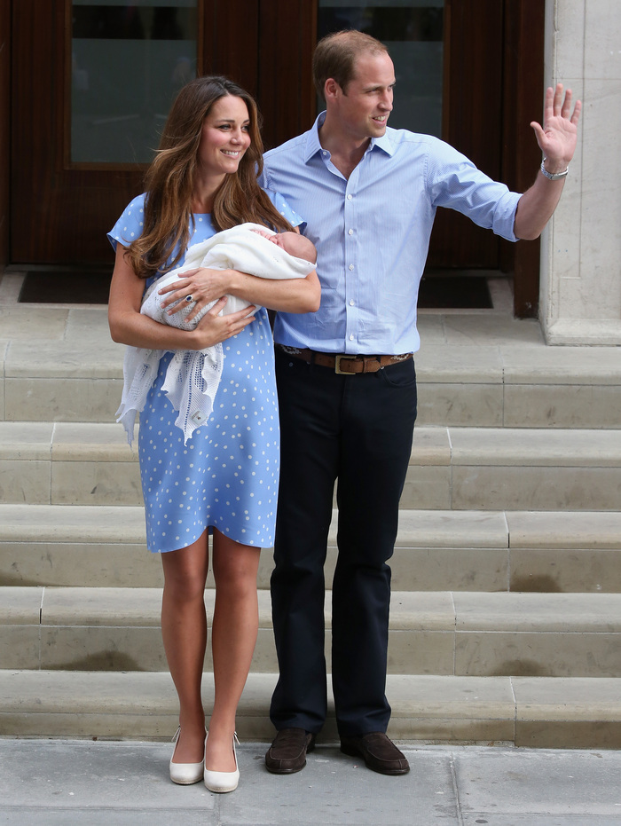 La aproape 24 de ore de la naşterea "bebeluşului regal", Kate şi William şi-au prezentat fiul în faţa mass-mediei din întreaga lume la intrarea spitalului St Mary din Londra, 23 iulie 2013