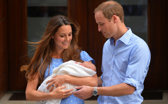 La aproape 24 de ore de la naşterea bebeluşului regal, Kate şi William şi-au prezentat fiul în faţa mass-mediei din întreaga lume la intrarea spitalului St Mary din Londra, 23 iulie 2013 (LEON NEAL / AFP / Getty Images)