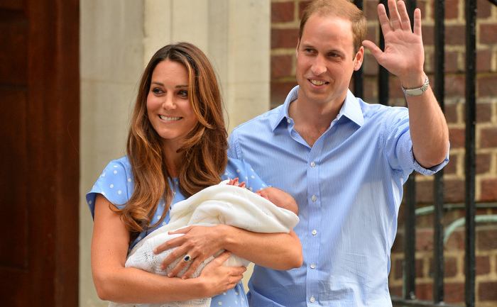 La aproape 24 de ore de la naşterea "bebeluşului regal", Kate şi William şi-au prezentat fiul în faţa mass-mediei din întreaga lume la intrarea spitalului St Mary din Londra, 23 iulie 2013 (BEN STANSALL / AFP / Getty Images)