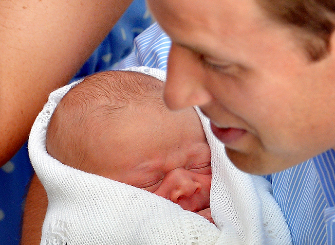La aproape 24 de ore de la naşterea "bebeluşului regal", Kate şi William şi-au prezentat fiul în faţa mass-mediei din întreaga lume la intrarea spitalului St Mary din Londra, 23 iulie 2013 (JOHN STILLWELL / AFP / Getty Images)