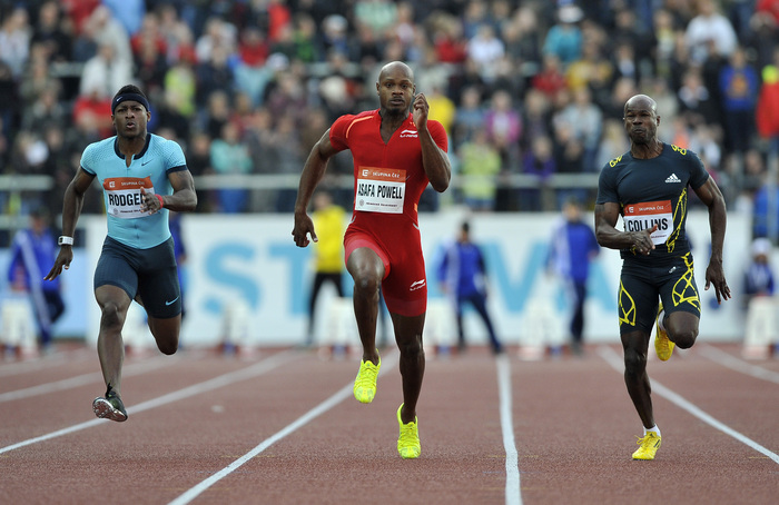 Jamaicanul Asafa Powell (C), Mike Rodgers (S) , Kim Collins (D) cursa de 100 de metri IAAF World Athletics Grand Prix (SAMUEL KUBANI / AFP / Getty Images)