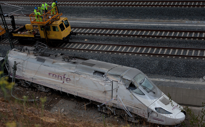 Tragedia feroviară din Santiago de Compostela, provocată de depăşirea limitei de viteză.