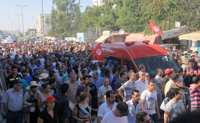 O ambulanţă, care transportă corpul politicianului din opoziţia tunisiană,  Mohamed Brahmi, merge la Spitalul Charles Nicile în Tunis, după ce Brahmi a fost împuşcat mortal în faţa casei sale la 25 iulie 2013. (FETHI BELAID / AFP / Getty Images)