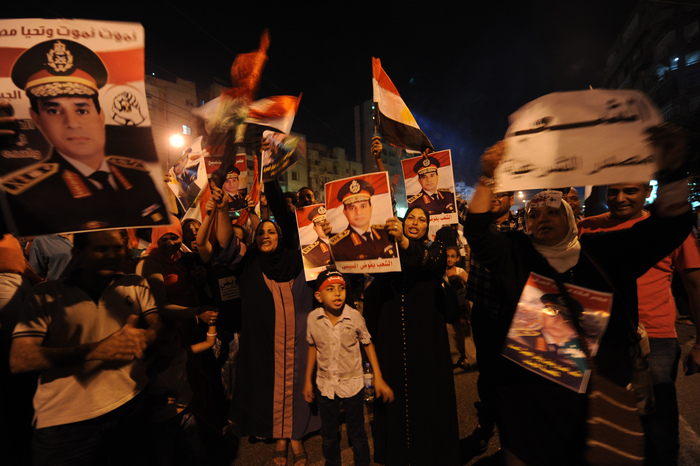 Susţinători egipteni ai preşedintelui egiptean destituit, Mohamed Morsi în conflict cu poliţia din Cairo, în seara zilei de 26 iulie 2013.