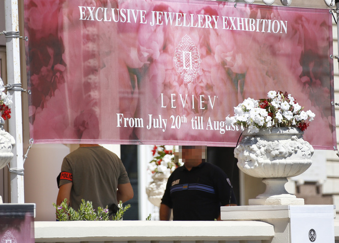 Politişti francezi făcând cercetări la exteriorul Hotelului Carlton, 28 iulie 2013, la Cannes.