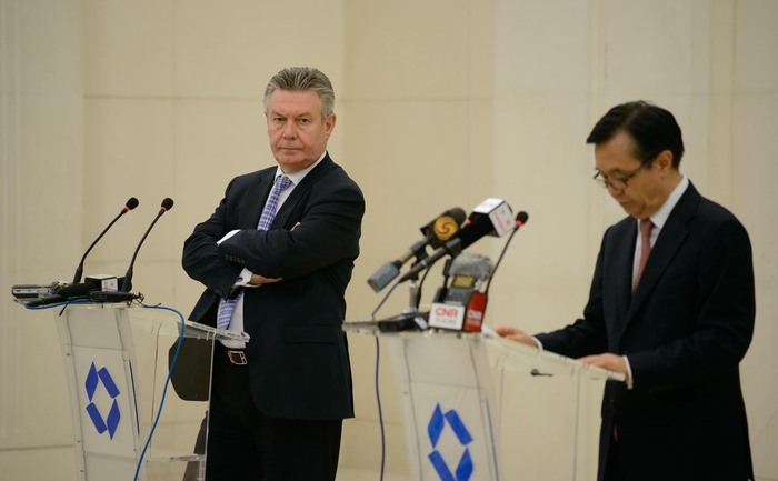 
Comisarul UE pentru comerţ, Karel De Gucht şi ministru comerţuluil Chinei, Gao Hucheng, participă la o conferinţă de presă de la Beijing, pe 21 iunie 2013.
