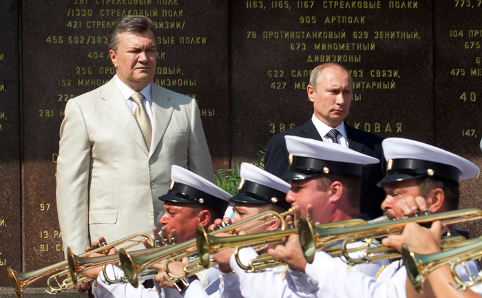 Preşedintele rus Vladimir Putin şi omologul său ucrainean Viktor  Ianukovici. (MYKHAYLO MARKIV / AFP / Getty Images)