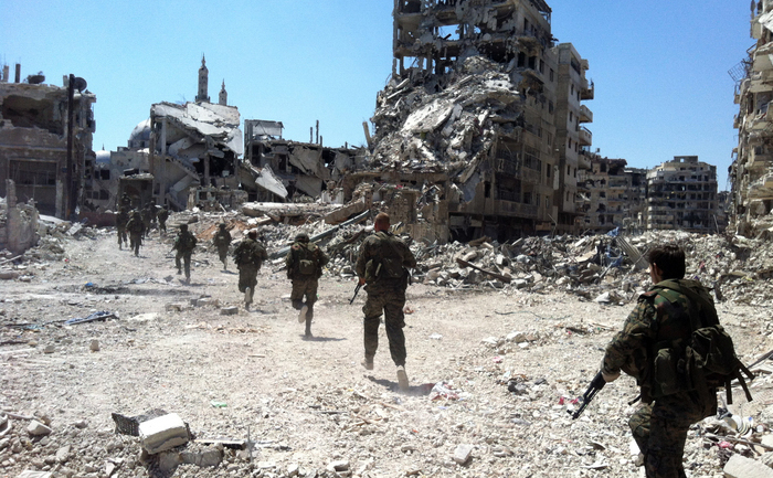 Fortele guvernului sirian patruleaza in cartierul Khalidiyah din centrul orasului Homs, 28 iulie 2013.
