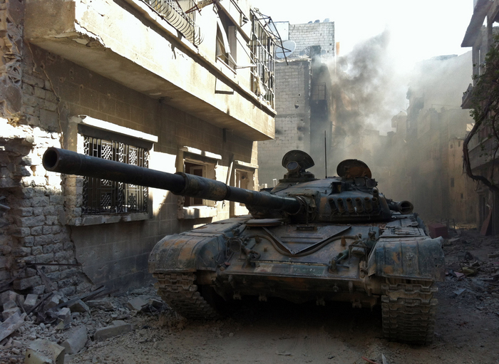 Un tanc al forţelor guvernului este văzut în cartierul Khalidiyah, din oraşul sirian Homs, la 28 iulie 2013.