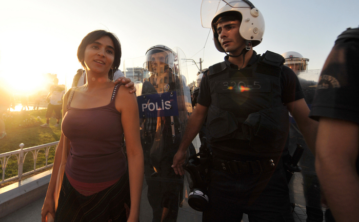Un protestatar anti-guvern este reţinut de poliţia turcă în timpul unei demonstraţii din Gezi Park, Istambul, 28 iulie 2013.