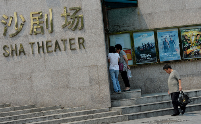 Chinezii iubitori de filme cumpără bilete de la un cinematograf din Beijing, 31 iulie 2013. (MARK RALSTON / AFP / Getty Images)