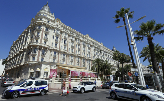 Maşini de poliţie parcate în faţa Hotelului Carlton, 28 iulie 2013, pe Riviera Franceză, la Cannes, după ce a avut loc jaful bijuteriilor. (VALERY HACHE / AFP / Getty Images)