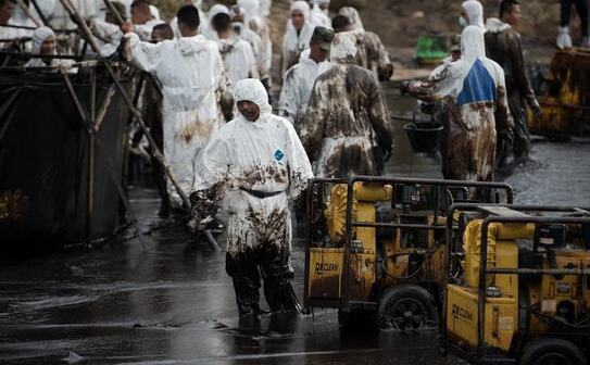 Personalul Royal Thai Navy curăţă o pată de petrol de pe plaja Ao Phrao din insula Ko Samet la 30 iulie 2013. (NICOLAS ASFOURI / AFP / Getty Images)