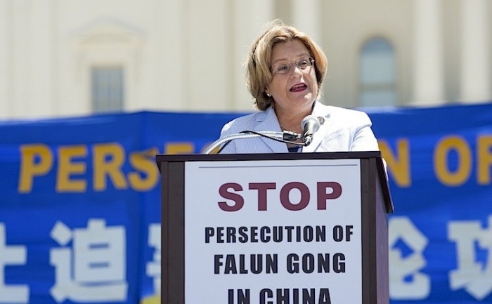 Ileana Ros-Lehtinen, din Congresul american (R-Fla), vorbind la mitingul tinut de practicantii Falun Gong pe peluza din vestul Capitoliului american in Washington, DC, 14 iulie 2011: "persecutia Falun Gong trebuie oprita, imediat". (Shaoshao Chen / The Epoch Times)