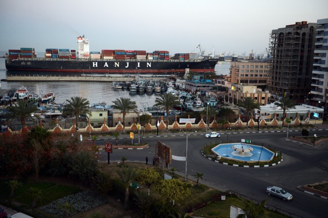 Un vas navigheză în jos pe Canalul Suez, în oraşul egiptean Port Said la 9 martie 2013. (Khaled DesoukiAFP / Getty Images)