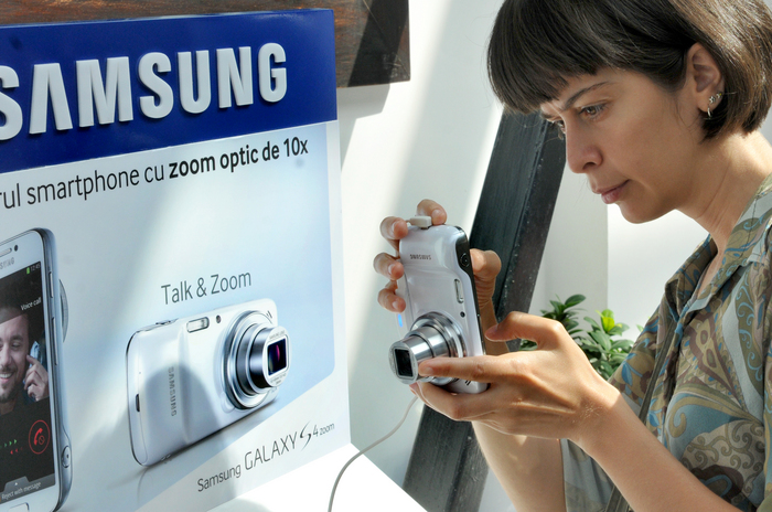 Prezentare şi lansare smartphone cu zoom optic de 10x. 01 august 2013