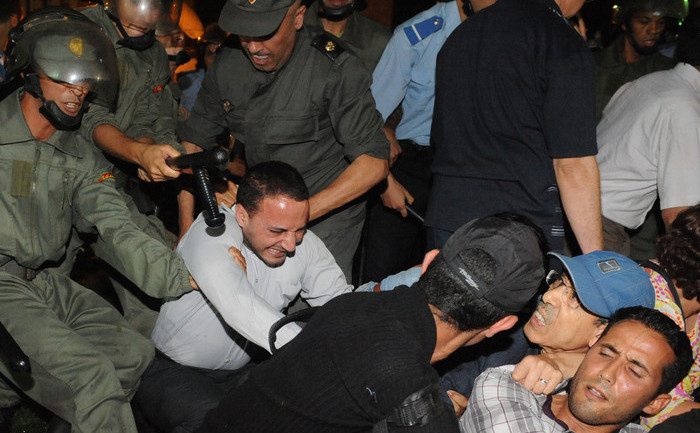 Poliţişti arestează protestatarii în timpul unei demonstraţii în 2 august 2013, în Rabat, Maroc cu privire la eliberarea unui pedofil spaniol, Daniel Fino Galvan, care a violat 11 copii localnici, dar a fost graţiat de Regele Mohammed al VI-lea al Marocului. (FADEL SENNA / AFP / Getty Images)