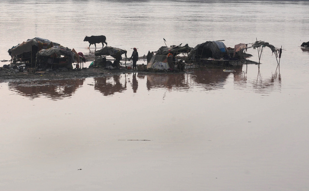 Familii pakistaneze trăiesc în adăposturi improvizate pe râul Ravi în Lahore, la 4 august 2013.