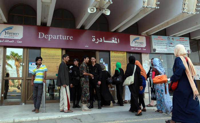 O femeie se îndreaptă spre salonul de plecare al Aeroportului Internaţional Sanaa înainte de a pleca din Yemen la 6 august 2013.