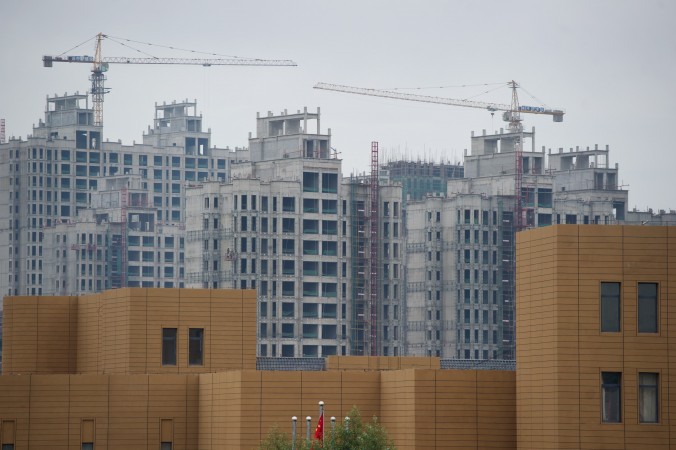 O fotografie făcută la 18 august 2012 arată construcţii în curs de desfăşurare în oraşul Erdos în Mongolia, în ciuda dificultăţilor pe care oraşulul le-a avut cu închirierea birourilor şi blocurilor de apartamente deja construite. (Ed Jones / AFP / GettyImages)