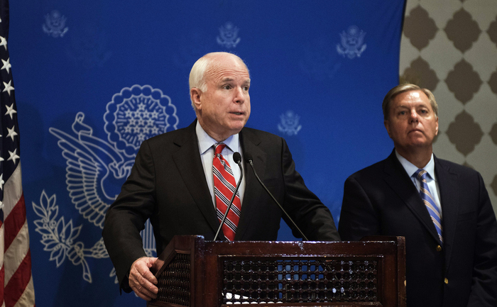 Egipt: Senatorul republican John McCain (stânga) şi senatorul republican Lindsey Graham (dreapta), la conferinţa de presă din 6 august 2013, în Cairo. Cei doi senatori din SUA au cerut liderilor Egiptului de a se angaja într-un dialog "cuprinzător" cu susţinătorii preşedintelui demis Mohamed Morsi ca o cale de ieşire din criza politică.