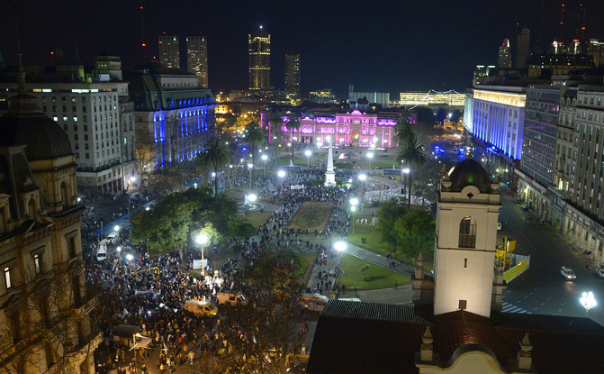 
Argentina: Oamenii iau parte la un "cacerolazo" (o formă de protest civil în care oameniibat în vase pentru a face zgomot) împotriva politicilor guvernului preşedintelui argentinian Cristina Fernandez de Kirchner, în Buenos Aires pe 08 august 2013, două zile înainte de alegerile primare.