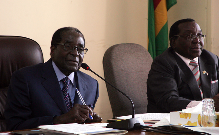 
Zimbabwe: Preşedintele re-ales Robert Mugabe (stânga), alături de Simon Khaya Moyo (dreapta), la o reuniune a Biroului Politic al partidului său, după victoria alegerilor generale, august 2013.