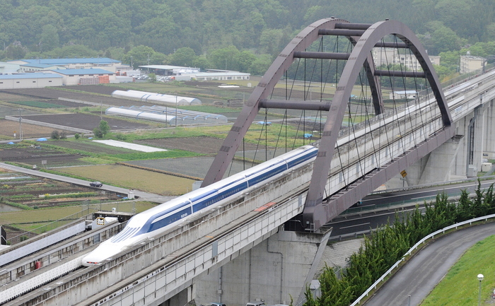 Shinkansen (Bullet Train, sau ”Trenul glonţ”) în Tsuru, cca 100 km la vest de Tokyo. Japonia se poate lăuda cu cel mai fiabil sistem de  trenuri din lume.
