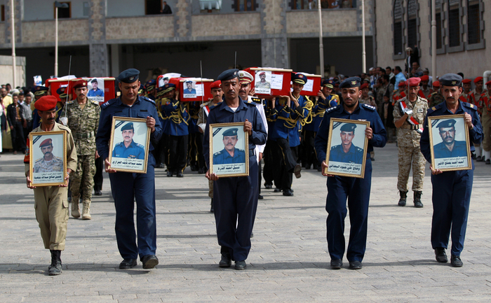 Yemen: Soldaţii transportă portrete şi sicrie ale militarilor ucişi, în timpul ceremoniei de înmormântare, în capitala yemenită Sanaa. (MOHAMMED HUWAIS / AFP / Getty Images)