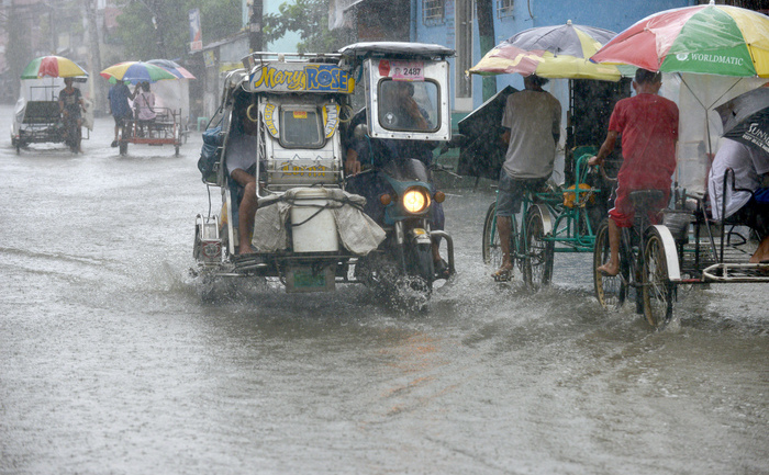 Cel mai puternic taifun a lovit Filipine în acest an pe 12 august, 2013, omorând cel puţin o persoană iar alte 45 de persoane sunt dispărute, au declarat autorităţile. (JAY DIRECTO / AFP / Getty Images)
