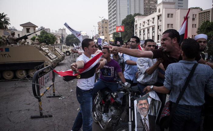 
CAIRO, EGYPT - AUGUST 14, 2013: A început evacuarea forţată a taberelor pro-Morsi