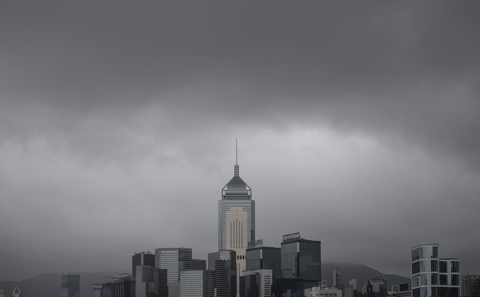 Nori negri aduşi de taifunul Utor în orizontul Hong Kong-ului pe 14 august 2013.