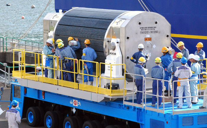 Muncitori ai Tokyo Electric Power (Tepco) se pregătesc să evacueze din clădirea reactorului avariat al centralei nucleare Fukushima-Daiichi circa 400 de tone de combustibil nuclear uzat - ARHIVĂ