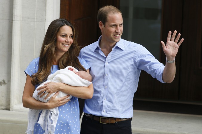 La aproape 24 de ore de la naşterea bebeluşului regal, Kate şi William  şi-au prezentat fiul în faţa mass-mediei din întreaga lume la intrarea  spitalului St Mary din Londra, 23 iulie 2013 (LEON NEAL / AFP / Getty Images)