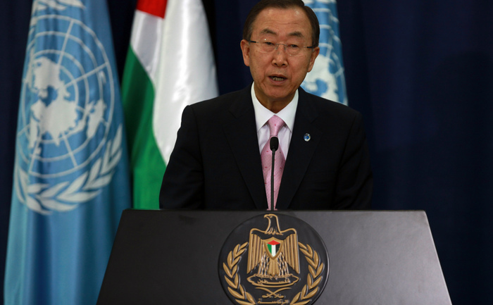 
Secretarul General al ONU, Ban Ki-moon, vorbeşte în timpul unei conferinţe de presă cu preşedintele palestinian în Cisiordania, în oraşul Ramallah, la 15 august 2013. Ban Ki-moon a cerut israelienilor şi palestinienilor de a avea "răbdare" cu discuţiile de pace, astfel încât acestea să aibă şansa de a reuşi, a raportat agenţia de ştiri de stat Petra.