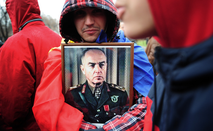
Un bărbat ţine portretul mareşalului Ion Antonescu, la parada militară de ziua naţională a României, Bucureşti, 1 decembrie 2010

