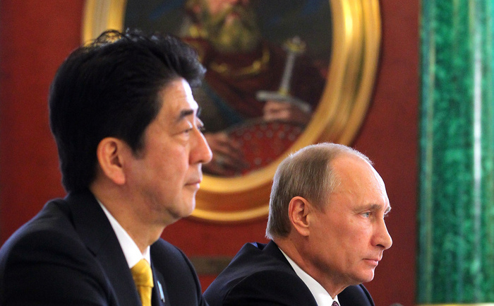 Primul Ministru japonez Shinzo Abe (stânga) şi Preşedintele rus Vladimir Putin (dreapta).