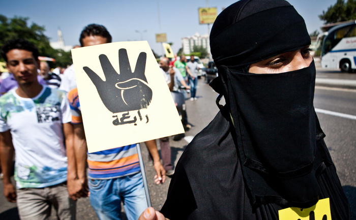 Susţinători ai Frăţiei Musulmane şi ai presedintelui înlăturat al Egiptului, Mohamed Morsi,  iau parte la o demonstraţie împotriva înlăturării fostului lider islamist în strada Salah Salem aproape de Abasseya la Cairo, la 23 august 2013. Loialii preşedintelui destituit au convocat 28 de marşuri în întreaga capitală, deşi multe au apărut slab reprezentate. 