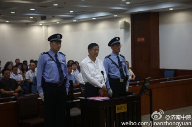 În cele mai multe fotografii ale lui Bo Xilai, pe când era un oficial,  el părea mult mai înalt decât cei din jurul lui. În sala de judecată,  inculpatul Bo este flancat de doi gardieni. De notat statura înaltă a  gardienilor faţă de Bo. Gardienii sunt atent selectaţi pentru a crea o  impresie publică