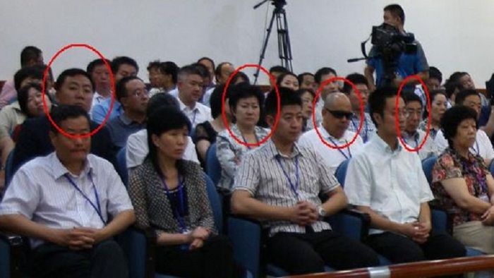 Cinci membri ai familiei Bo Xilai au participat la proces. De la stânga  la dreapta: Fiul cel mai mare, Li Wangzhi, sora soţiei lui Gu Wangjiang,  fratele mai mare Bo Xiyong, fratele mai mic Bo Xicheng