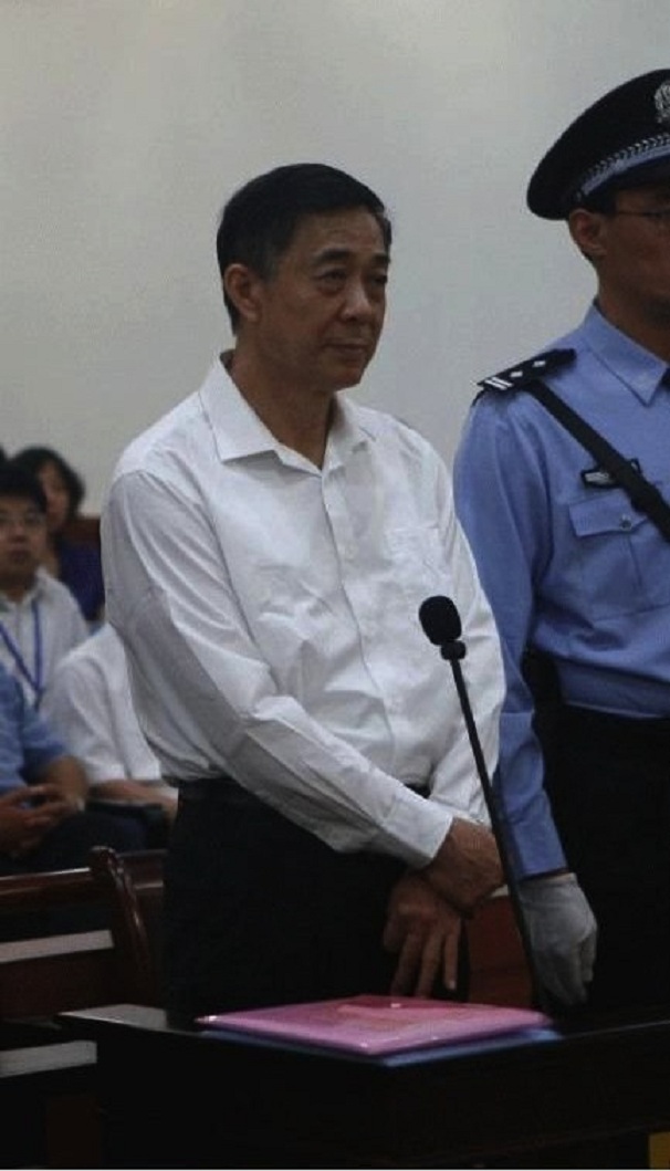 Bo Xilai a făcut un gest cu mâna stângă în timpul procesului său, extinzând trei degete