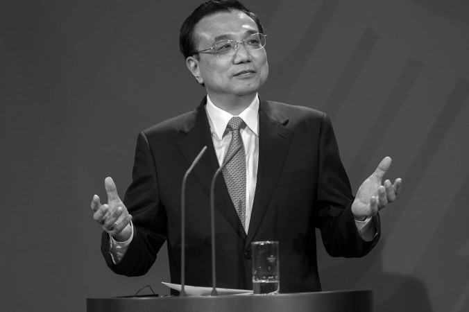 
În această fotografie de arhivă, premierul chinez Li Keqiang gesticulează la o conferinţă de presă ce a avut loc la 26 mai 2013, în Berlin, Germania
