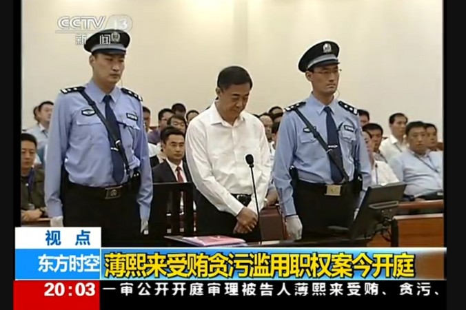 Fostul membru al Biroului Politic al Partidului Comunist Chinez, Bo Xilai, este flancat de două gărzi la Tribunalul Jinan din provincia Shandong în prima zi a procesului său pe 22 august