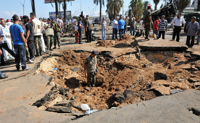 Soldaţi libanezi lângă craterul creat de o bombă detonată în Tripoli, 24 august 2013 (IBRAHIM CHALHOUB / AFP / Getty Images)