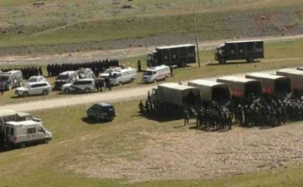 Mii de tibetani, care s-au adunat pentru a proteja mediul în Zaduo, Regiunea Autonomă Yushu din provincia Qinghai, pe 16 august 2013, au fost suprimaţi de sute de politişti înarmaţi folosind bombe cu gaze lacrimogene şi bastoane electrice (Fotografii furnizate de Vocea Tibetului)
